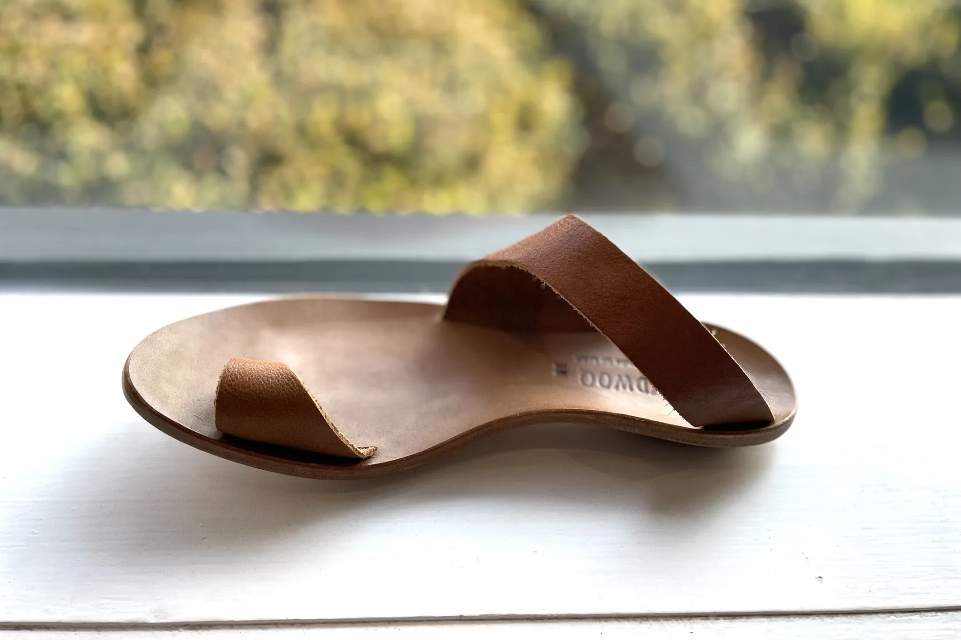 Thong Sandal in Tocu (Washed Dark Tan)